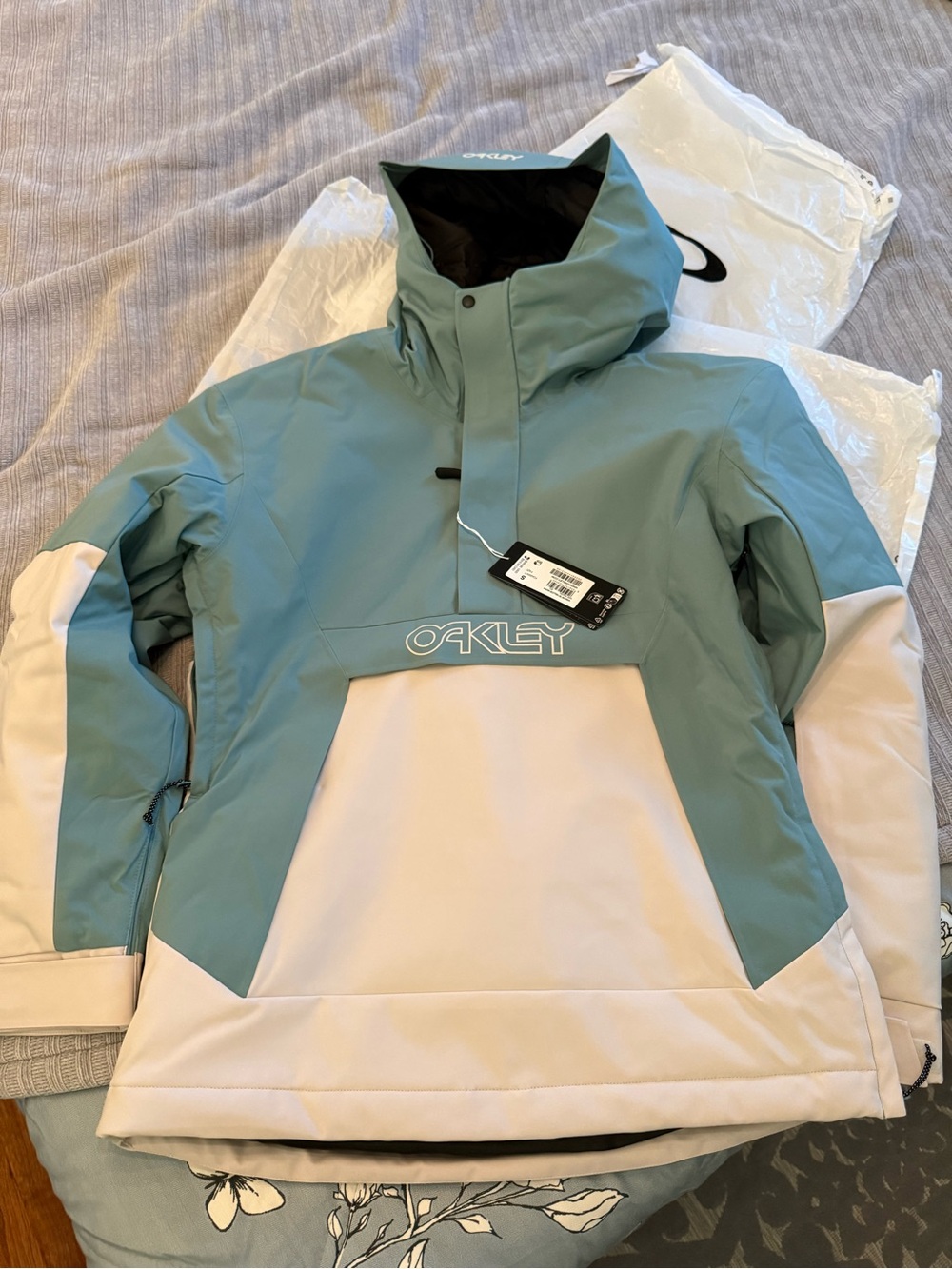 Oakley Women's Aqua and Cream Ski snowboarding Anorak Jacket size small new